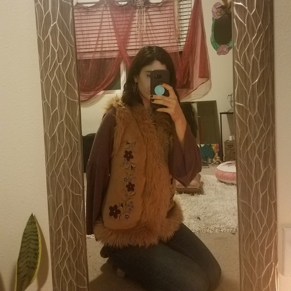 VINTAGE FUR LINED, FLOWER EMBROIDERED VEST🌼 EU CONDITION - Picture 15 of 16